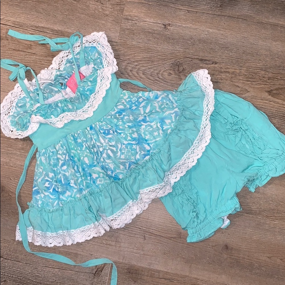 Wildling by well dressed wolf Bali set